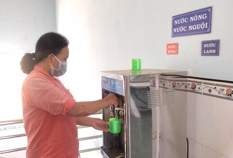 Tại mỗi tầng điều trị luôn có máy cung cấp nước nóng cho bệnh nhân điều trị Covid-19. Ảnh: Thủy Bình