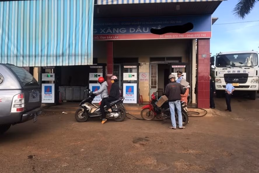 Một cây xăng ở tỉnh Đắk Lắk bán xăng dầu cho người dân trên địa bàn. Ảnh: B.T