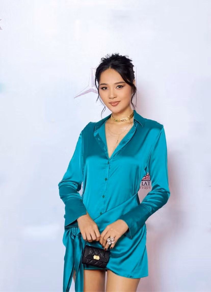 Hoa hậu Hương Giang chọn thiết kế đơn giản nhưng không kém phần thanh lịch. Sau khi lập gia đình, sinh con, nhiều người cho rằng cô ngày càng nhuận sắc. Ảnh: BTC