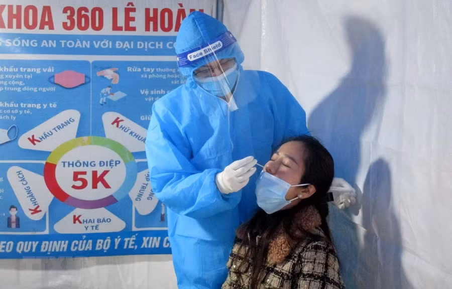 Nhân viên y tế lấy mẫu xét nghiệm tầm soát COVID-19 cho người dân thành phố Thanh Hóa. Ảnh: Nguyễn Nam/TTXVN