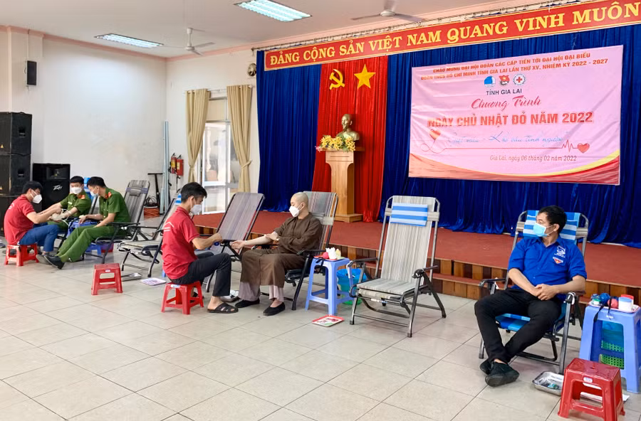 Đoàn viên thanh niên tham gia hiến máu tình nguyện tại chương trình “Ngày Chủ nhật đỏ năm 2022”. Ảnh: Như Nguyện