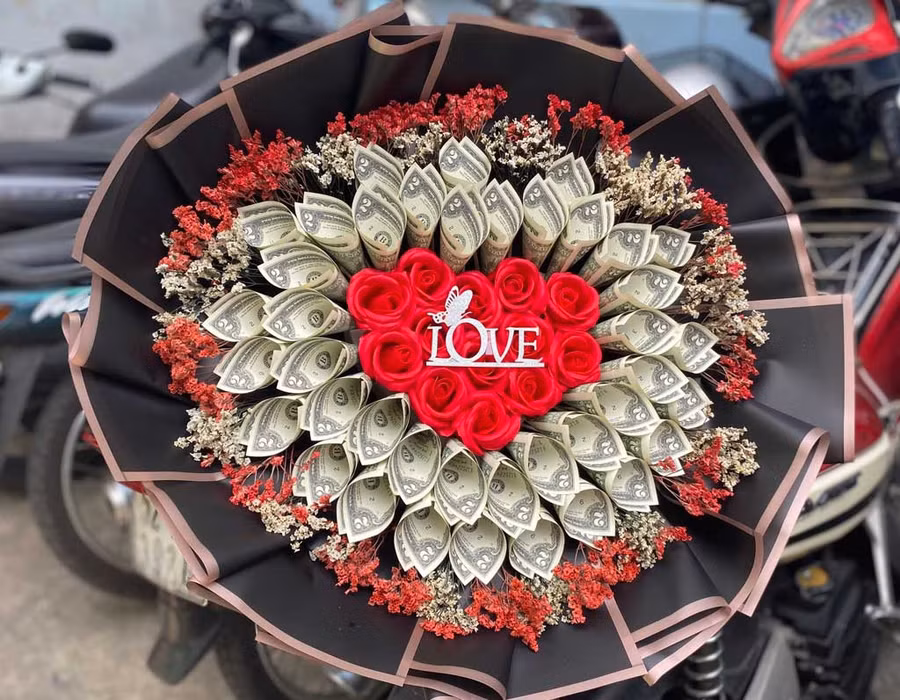 Bó hoa bằng tiền ấn tượng mà Lê Vy nhận làm cho khách Bó hoa bằng tiền ấn tượng mà Lê Vy nhận làm cho khách