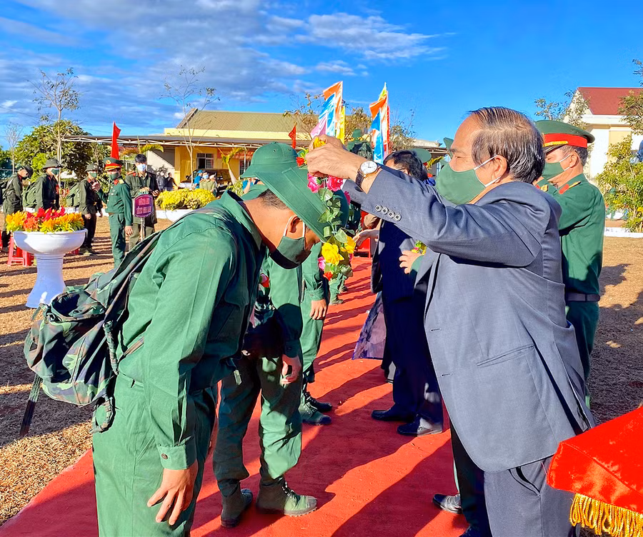 Chủ tịch UBND tỉnh Võ Ngọc Thành (bìa phải) trao hoa, động viên các tân binh huyện Đak Đoa lên đường nhập ngũ. Ảnh: Hồng Thi Chủ tịch UBND tỉnh Võ Ngọc Thành (bìa phải) đeo vòng hoa, động viên các tân binh huyện Đak Đoa lên đường nhập ngũ- Ảnh Hồng Thi
