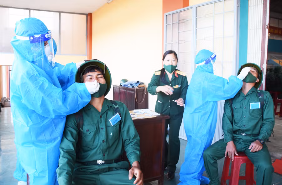 Các công dân nhập ngũ năm 2022 của huyện Chư Sê được test nhanh Covid-19 trước khi tham dự lễ giao-nhận quân. Ảnh: Minh Triều Các công nhân nhập ngũ năm 2022 của huyện Chư Sê được test nhanh Covid-19 trước khi tham dự lễ giao nhận quân. Ảnh: Minh Triều