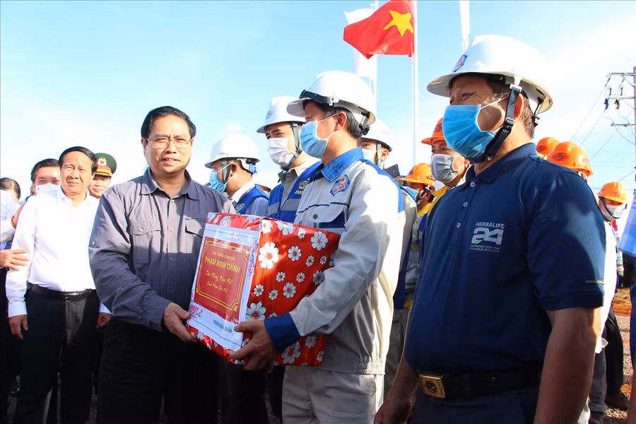Thủ tướng Phạm Minh Chính thăm hỏi động viên và tặng quà cho các kỹ sư, công nhân làm việc tại công trường. Ảnh: Hà Anh Chiến 