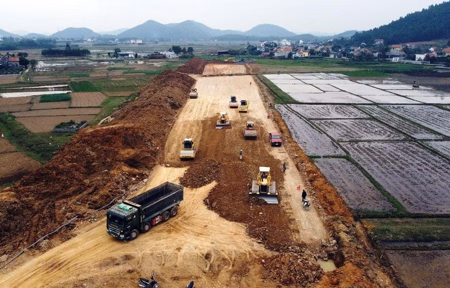 Nhà thầu thi công đoạn tuyến cao tốc Bắc-Nam phía Đông. Ảnh: Huy Hùng/Vietnam+