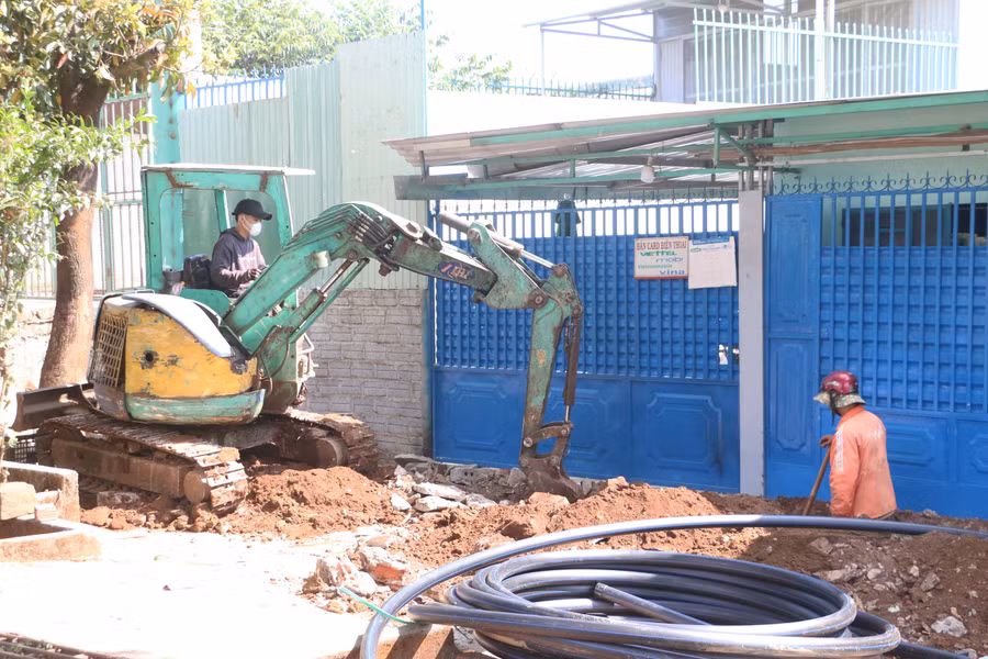 Công nhân thi công hệ thống thoát nước đường Lê Đại Hành (TP. Pleiku). Ảnh: Quang Tấn