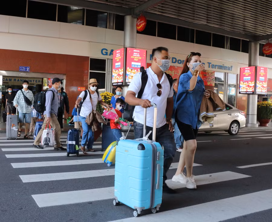 Du khách quá cảnh qua sân bay Cam Ranh đến Khánh Hòa. Ảnh: XH