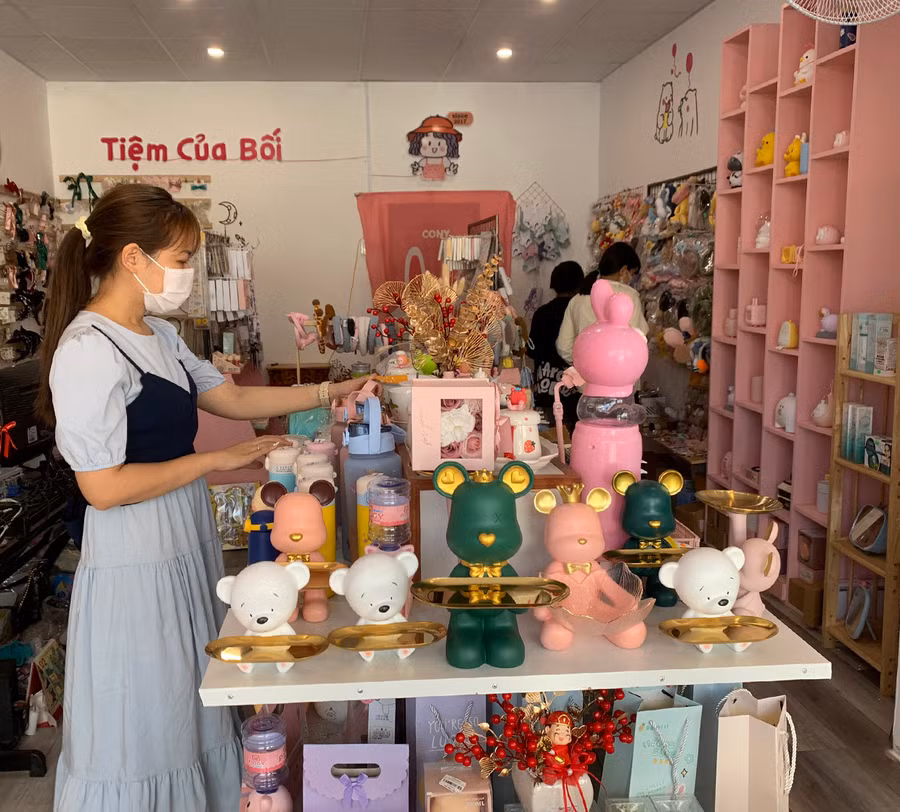 Các sản phẩm phục vụ ngày lễ tình nhân tại shop quà lưu niệm Tiệm của Bối (51 Lê Hồng Phong, thị xã Ayun Pa) rất đa dạng để khách hàng dễ dàng lựa chọn-ẢnhVũ Chi.jpg
