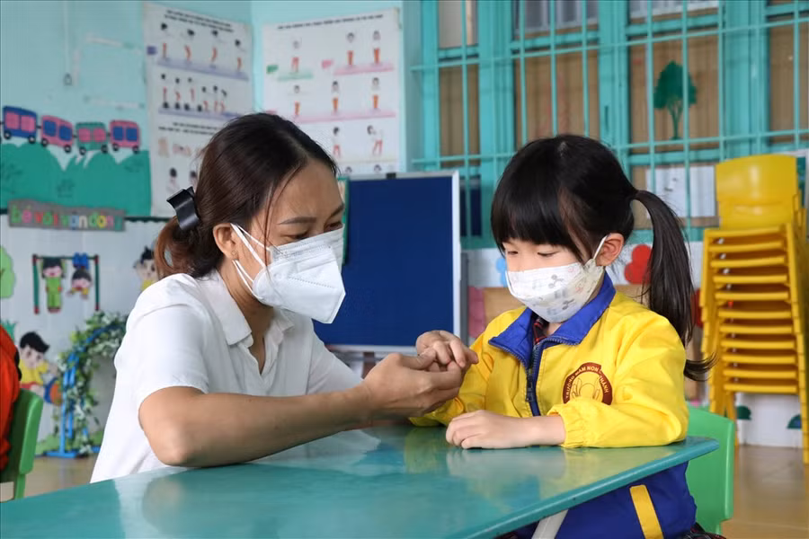 Học sinh mầm non ở TP.Buôn Ma Thuột đi học trở lại sau kỳ nghỉ Tết Nguyên đán Nhâm dần 2022. Ảnh: T.A