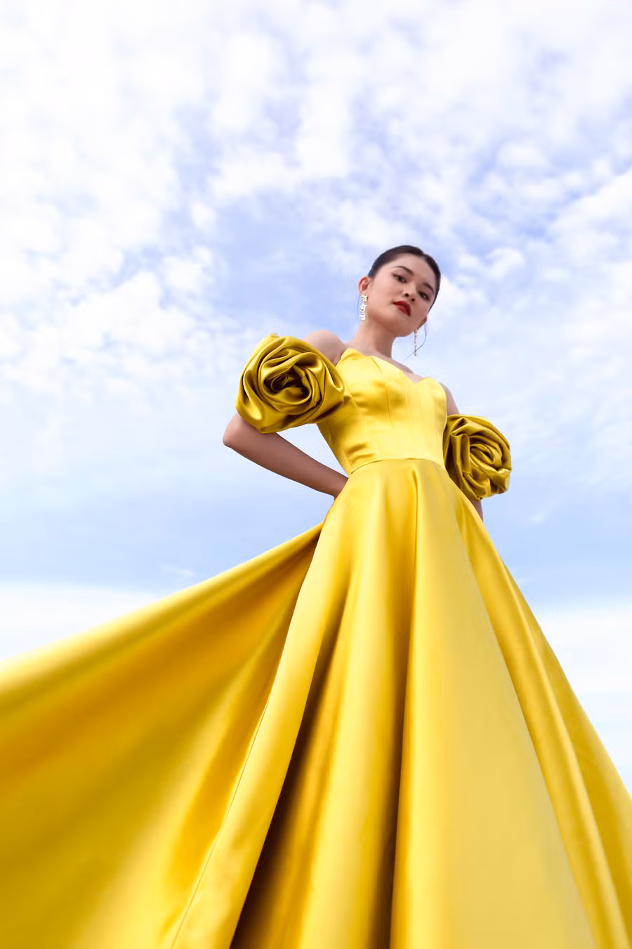 Á hậu Thùy Dung chụp hình cùng dàn ê kíp hậu trường, những người đã giúp cô làm nên bộ hình xuất sắc có một không hai này.