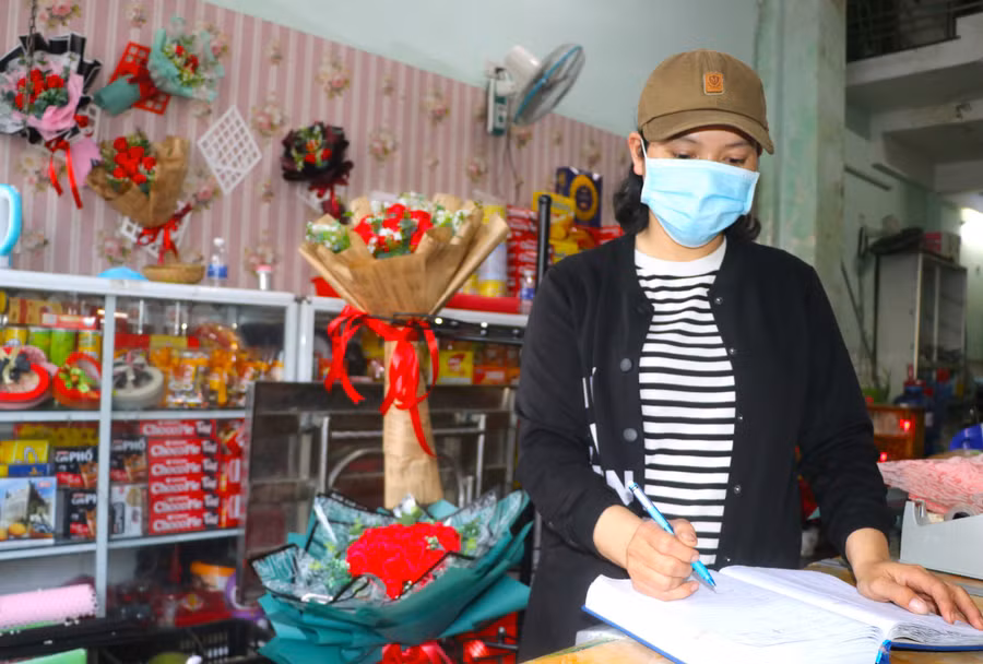 Thời điểm này, chị Võ Thị Tùng Vy-chủ Shop hoa Minh Thảo (phường Tây Sơn, thị xã An Khê) mới nhận lác đác đơn khách hàng tặng quà thông qua dịch vụ điện hoa- Ảnh: Ngọc Minh 