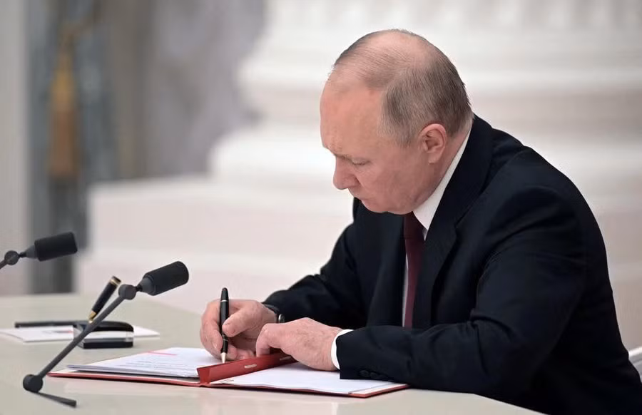 Tổng thống Putin ký sắc lệnh công nhận hai khu vực ly khai ở miền Đông Ukraine là cộng hòa độc lập ngày 21.2. Ảnh: Reuters