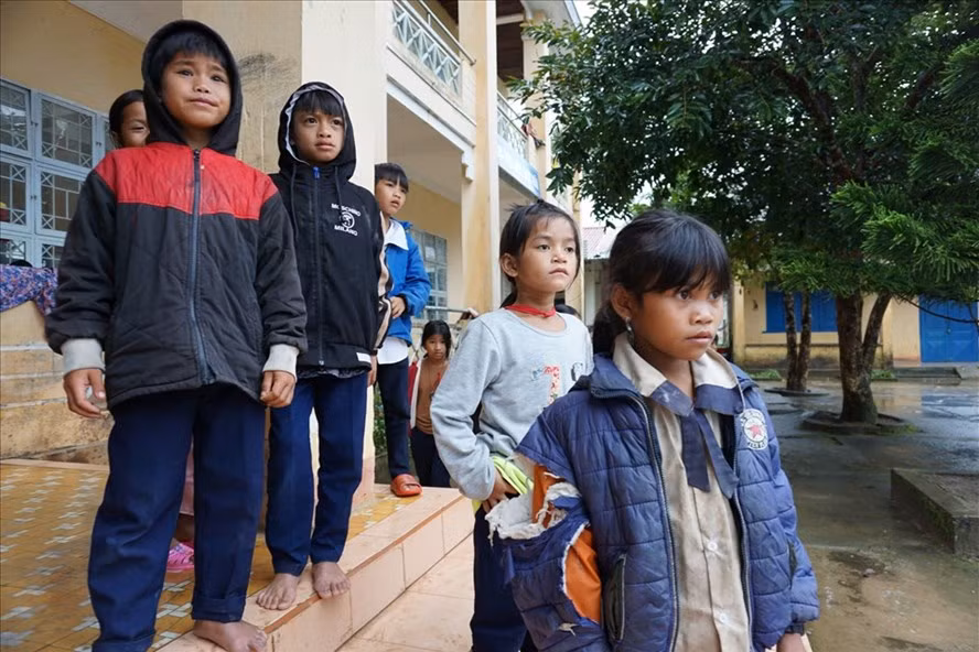 Trang thiết bị dạy học sẽ giúp các em học sinh ở Kon Tum tiếp thu bài vở, công nghệ được tốt hơn. Ảnh T.T
