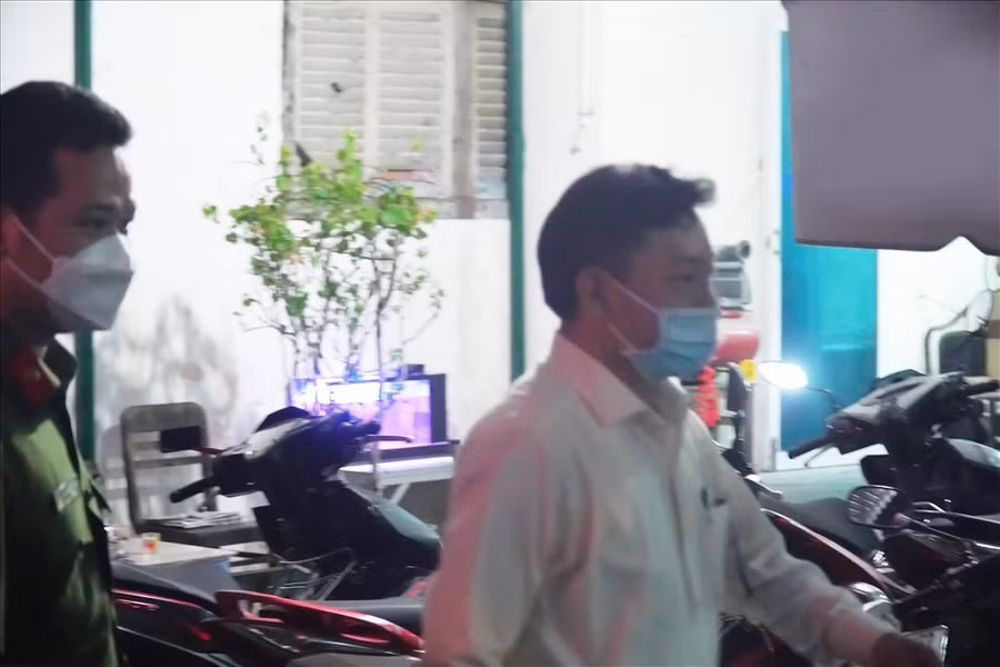 Bị can Nguyễn Ngọc Hai được đưa đến trụ sở công an tối 10.2. Ảnh: DT