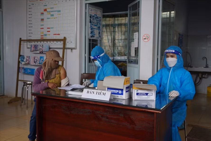 Kon Tum đẩy nhanh việc tiêm chủng vaccine để phòng dịch bệnh. Ảnh: T.T