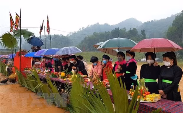 Dân tộc Tày ở xã Quang Minh, huyện Bắc Quang (Hà Giang) chuẩn bị mâm lễ với đầy đủ các lễ vật truyền thống cũng trong lễ hội. (Ảnh: TTXVN phát)