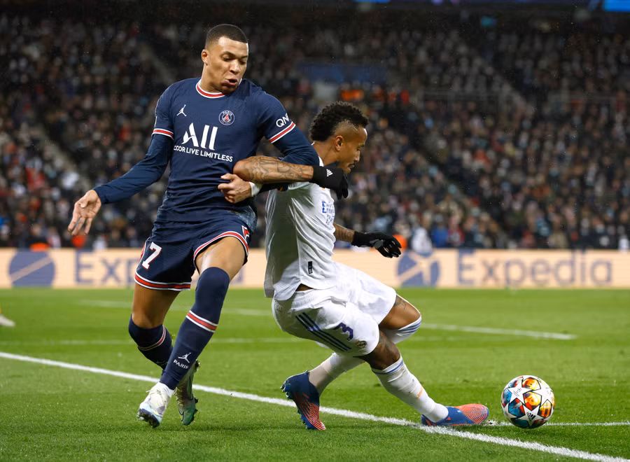 Mbappe luôn gây khó khăn cho hàng phòng của Real Madrid. Ảnh: Reuters