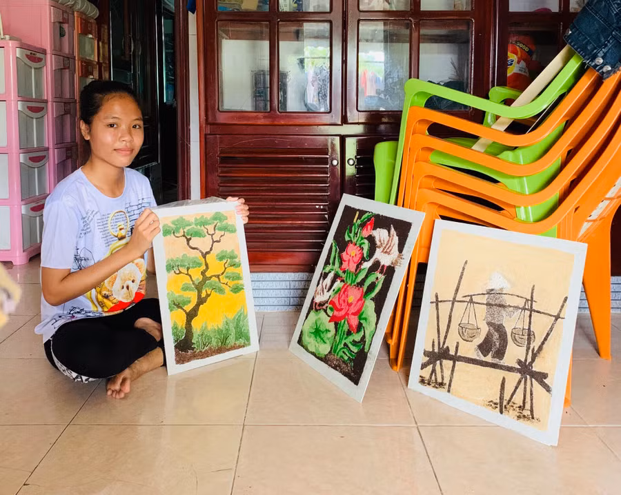 Những bức tranh sinh động từ mùn cưa của nhóm học sinh lớp 9 Trường THCS Long Thạnh. Ảnh: Thanh Duy 
