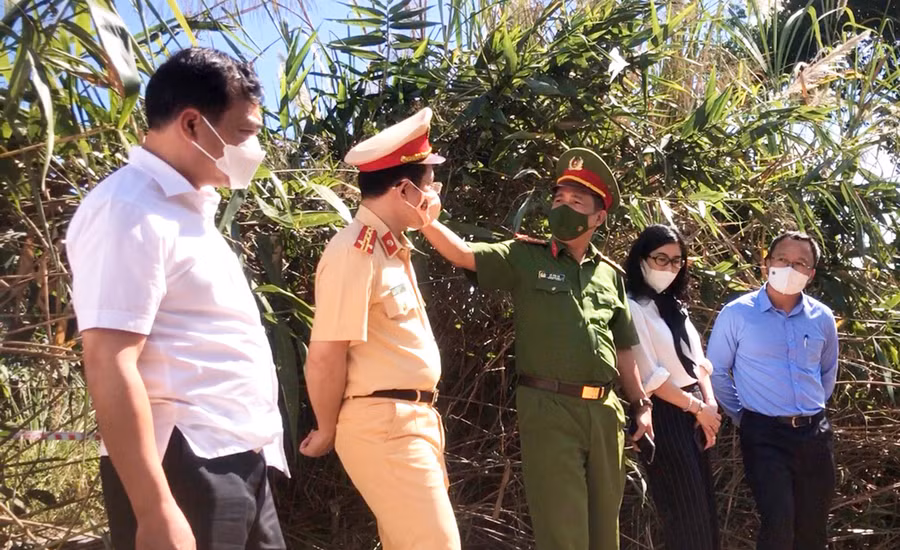 Đại tá Lê Văn Hà-Phó Giám đốc Công an tỉnh thông tin bước đầu về công tác khám nghiệm hiện trường vụ tai nạn. Ảnh: Lê Hòa