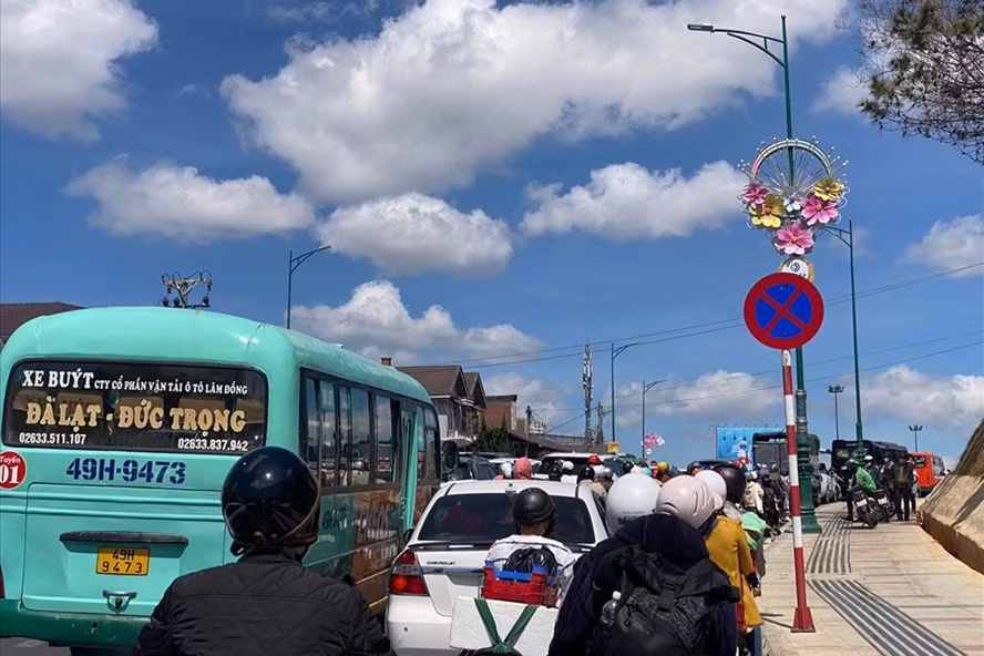 Dòng người ùn ùn đổ về Đà Lạt.