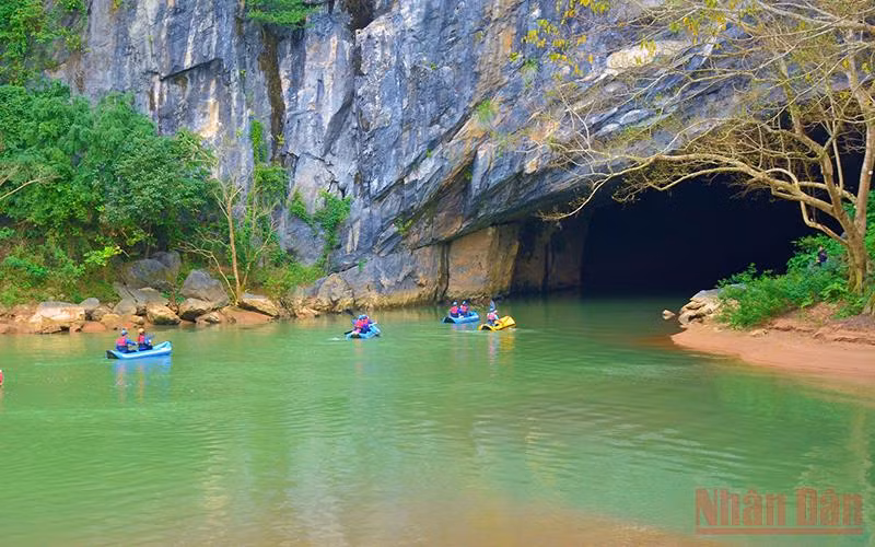 Khám phá động Phong Nha bằng kayak.