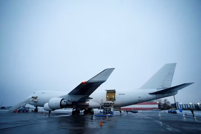 Máy bay chở hàng viện trợ quân sự của Mỹ tại Ukraine. Ảnh: Reuters Máy bay chở hàng viện trợ quân sự của Mỹ tại Ukraine. Ảnh: Reuters