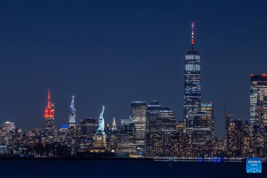 Tòa nhà Empire State và Trung tâm Thương mại One World ở New York, Mỹ, thắp sáng kỷ niệm năm mới Nhâm Dần. Ảnh: Tân Hoa Xã