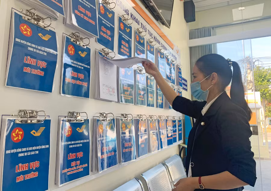 Thủ tục hành chính ở các lĩnh vực được niêm yết công khai, minh bạch ngay trụ sở Bưu điện các cấp. Ảnh: Phương Vi Thủ tục hành chính ở các lĩnh vực được niêm yết công khai, minh bạch ngay trụ sở Bưu điện huyện Kông Chro. Ảnh: Phương Vi
