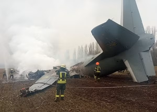 Lực lượng cứu hộ tại khu vực máy bay An-26 của Lực lượng vũ trang Ukraine bị bắn rơi ở tỉnh Kiev, Ukraine. Ảnh: Reuters Lực lượng cứu hộ tại khu vực máy bay An-26 của Lực lượng vũ trang Ukraine bị bắn rơi ở tỉnh Kiev, Ukraine. Ảnh: Reuters