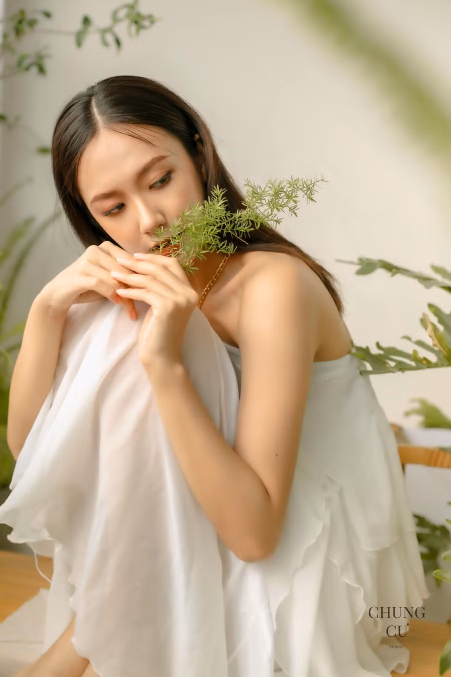 Trao đổi với Thanh Niên, nữ thí sinh kể sau khi tốt nghiệp, cô đã suy nghĩ nhiều về nghề nghiệp của mình trong tương lai. Thay vì chọn công việc ổn định, cô quyết định thử sức ở đấu trường nhan sắc Miss Universe Vietnam. Ảnh: NVCC