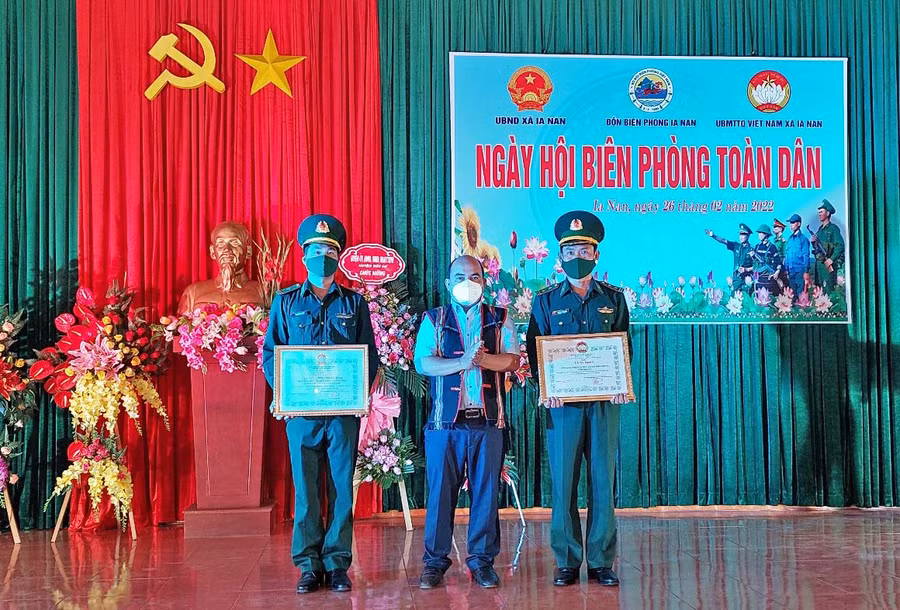 Lãnh đạo UBMT Tổ quốc tỉnh tặng bằng khen cho các tập thể và cá nhân. Ảnh: Vĩnh Hoàng