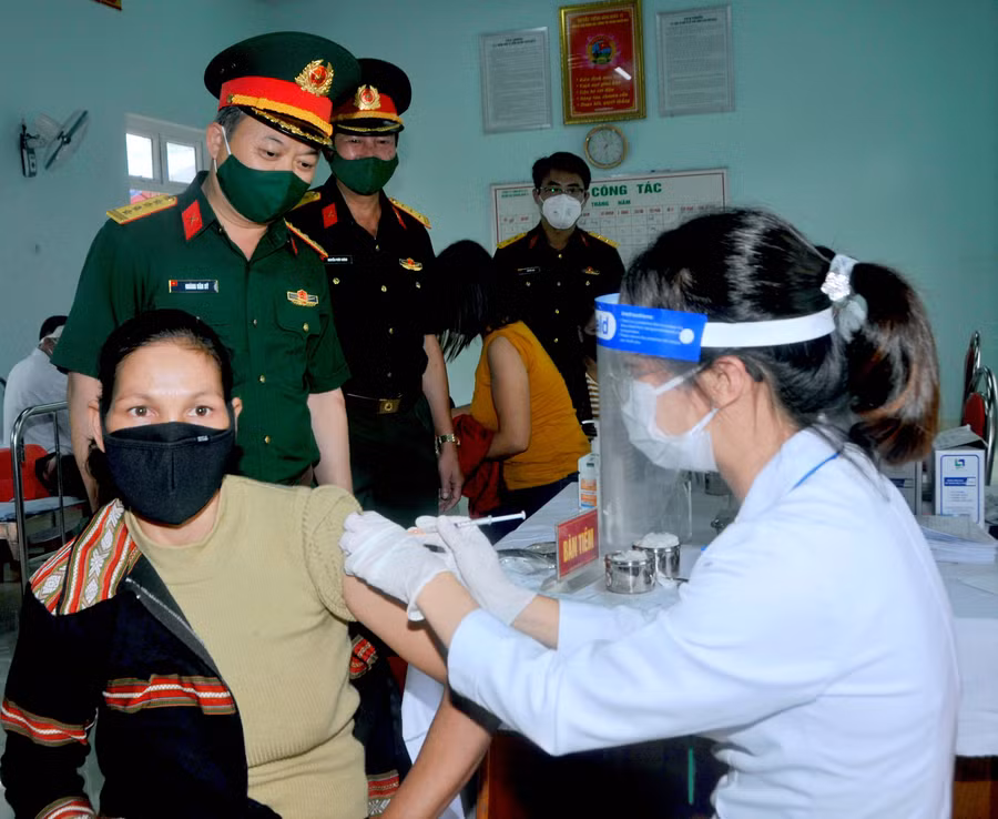 Đại tá Hoàng Văn Sỹ-Tư lệnh Binh đoàn 15 thăm hỏi, động viên người lao động tiêm vắc xin phòng Covid-19. Ảnh: Vĩnh Hoàng
