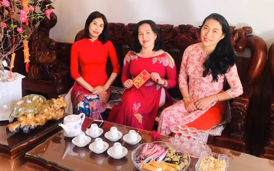 Chị Nguyễn Thị Diễm (bìa phải) và chị Nguyễn Lê Thanh Nga (bìa trái) đến thăm, chúc Tết cô giáo cũ (ảnh nhân vật cung cấp). Hai cô giáo Trường THCS Nguyễn Du chúc cô giáo, đồng nghiệp cũ năm mới mọi điều tốt lành.