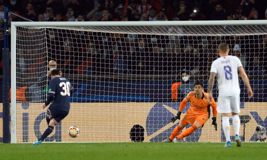 Messi thực hiện quả penalty không thành công. Ảnh: Reuters