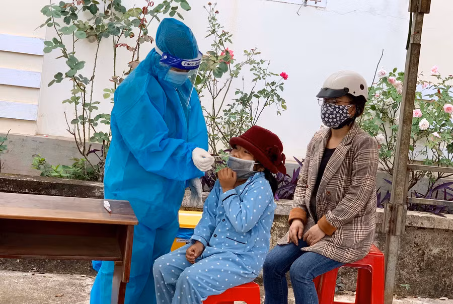 Người dân lấy mẫu sàng lọc Covid-19 tại Trạm y tế phường Phù Đổng, TP. Pleiku. Ảnh: Như Nguyện