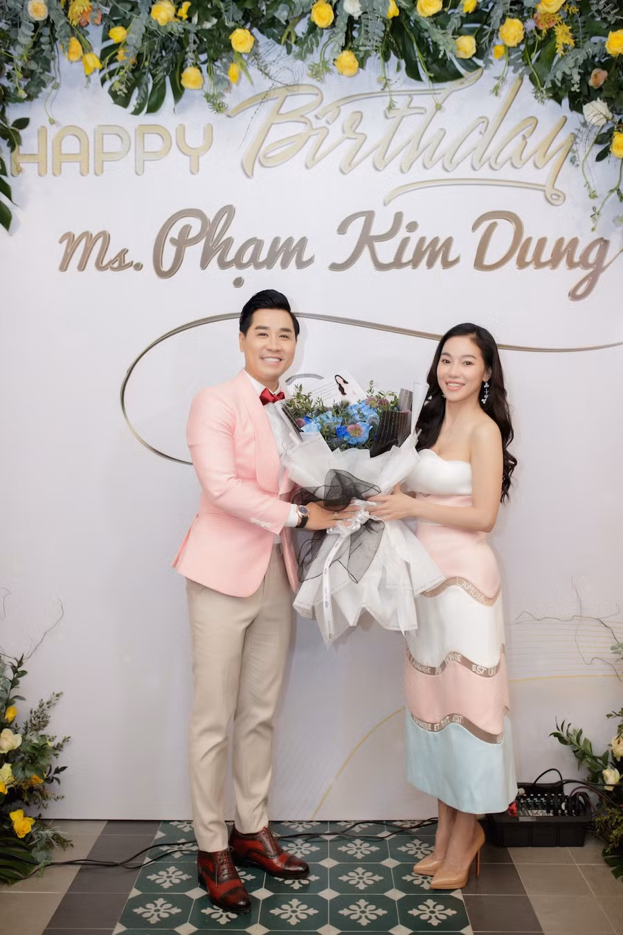 MC Nguyên Khang lịch lãm đến chúc mừng sinh nhật đàn chị. Ảnh: NVCC