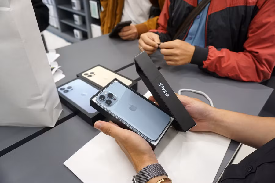 iPhone phân phối chính hãng đang dần có chỗ đứng trong lòng người Việt. Ảnh: Anh Quân