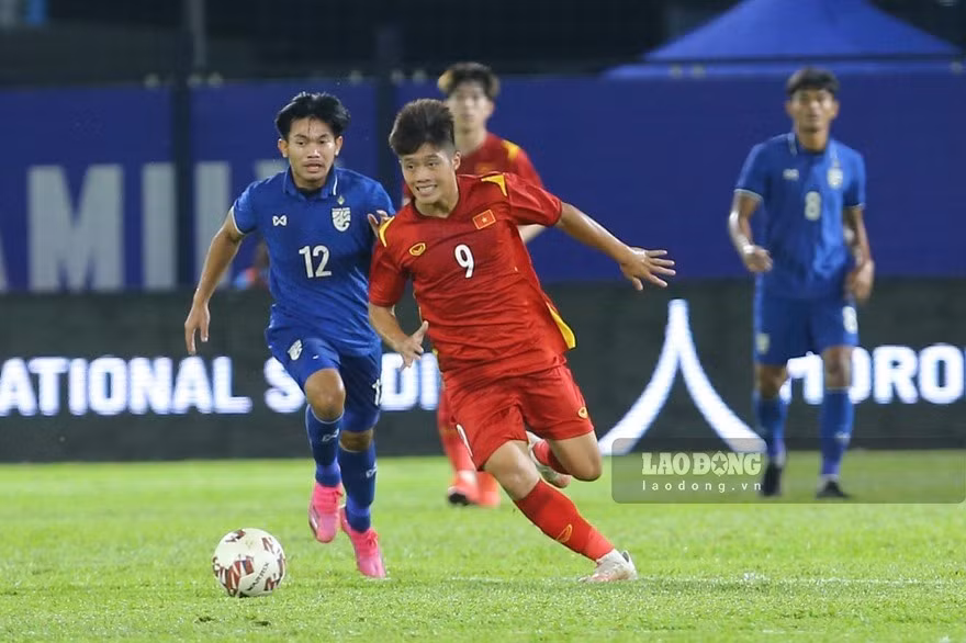 U23 Việt Nam đủ đội hình thi đấu với U23 Thái Lan trong trận chung kết. Ảnh: T.V