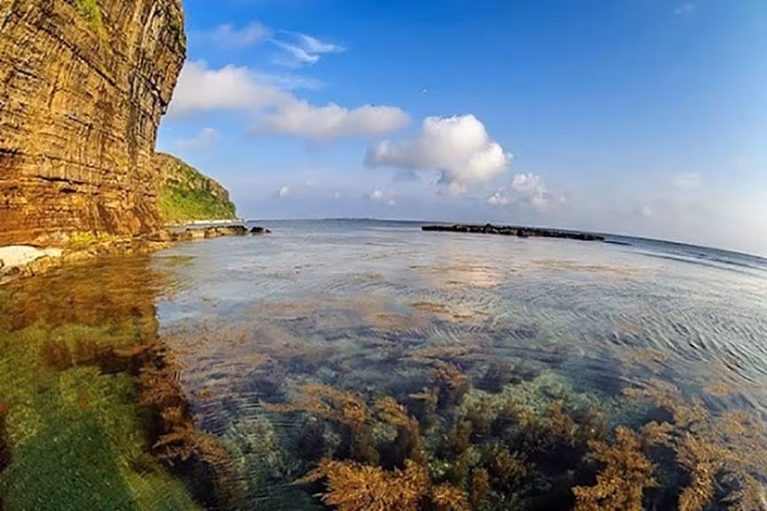 Du lịch đảo Lý Sơn: Hang Câu - được tạo thành từ nham thạch, cao hàng trăm mét, trông rất nên thơ và hùng vĩ. Ảnh: sưu tầm.