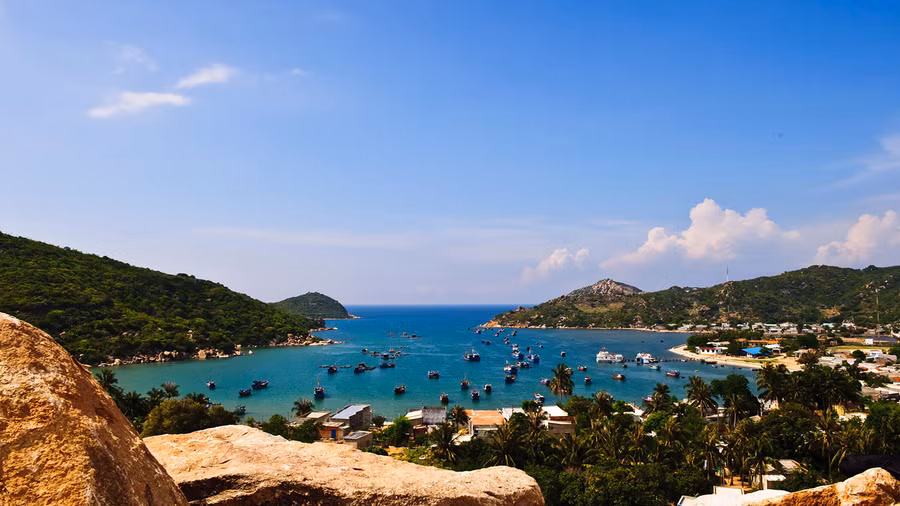 Vĩnh Vĩnh Hy mang vẻ đẹp biểu trưng của du lịch Ninh Thuận. Ảnh: dulichbienninhthuan.