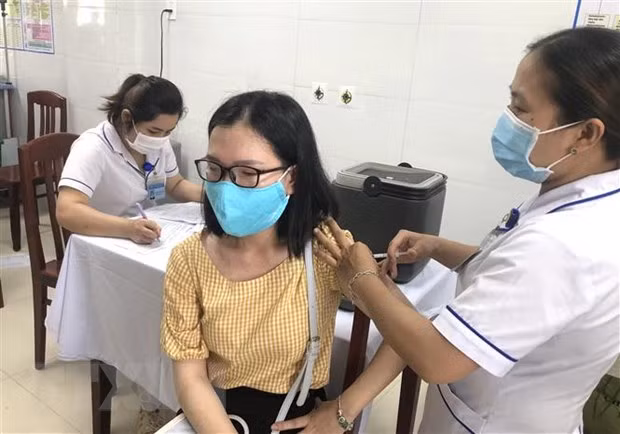 Tiêm vaccine ngừa COVID-19 cho người dân Bình Định.