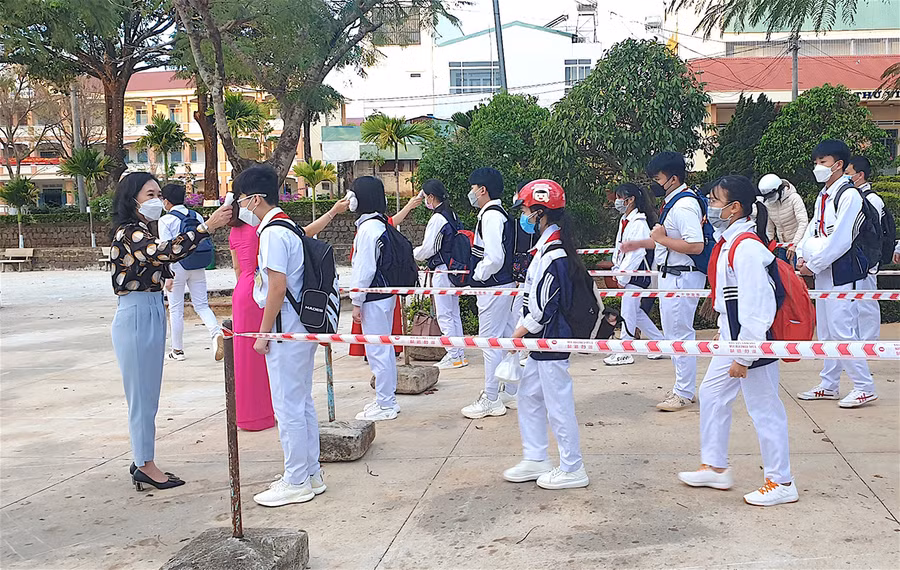 Trường THCS Nguyễn Du (phường Ia Kring) phân luồng và đo thân nhiệt cho học sinh tại cổng trường. Ảnh: Mộc Trà 