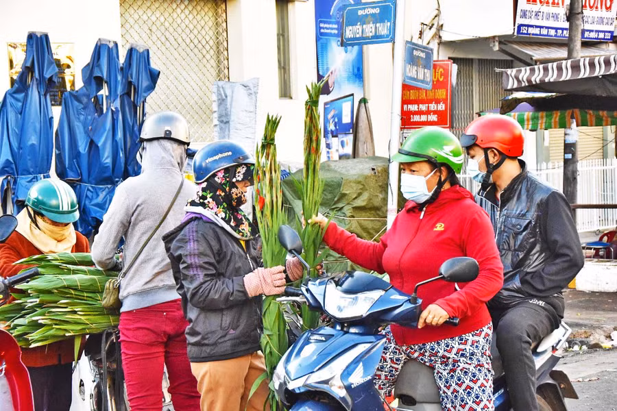 Hoa lay ơn cũng được người dân ưu tiên chọn mua để dâng hương bàn thờ gia tiên. Ảnh: Đức Thụy