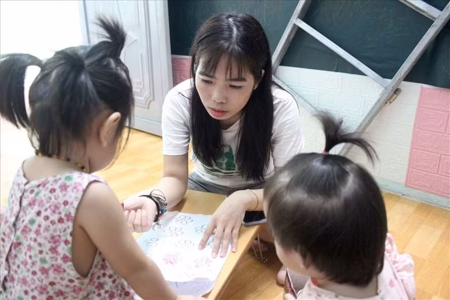 Chị Nguyễn Thị Hằng- một giáo viên mầm non tư thục tại Đông Anh (Hà Nội) nhận trông trẻ tại nhà. Ảnh: Anh Thư