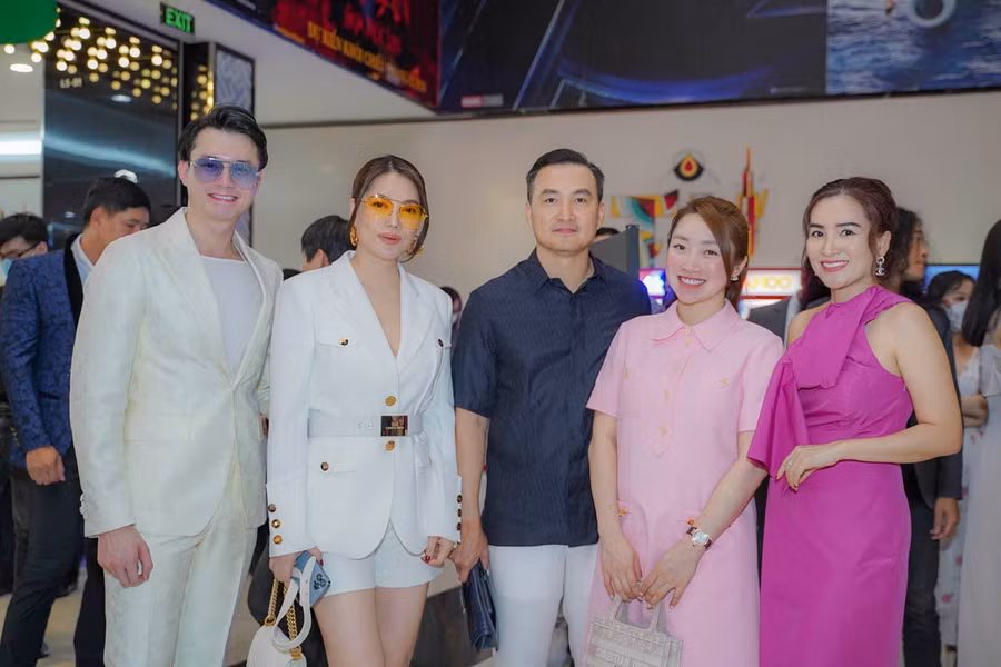 Chi Bảo đưa vợ đến hội ngộ, chung vui cùng các nghệ sĩ và ê-kíp Người tình. Gia đình nam diễn viên vừa chào đón thiên thần nhỏ Gia Khang một tháng trước. Ảnh: ĐPCC