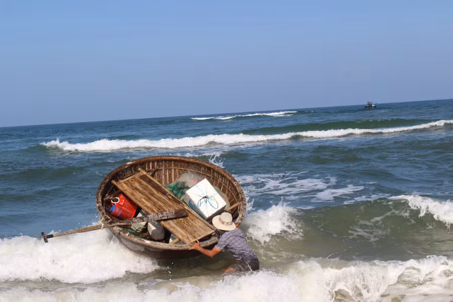 Có kinh nghiệm mới có thể điều khiển được chiếc thúng tròn vượt vùng sóng đất nguy hiểm
