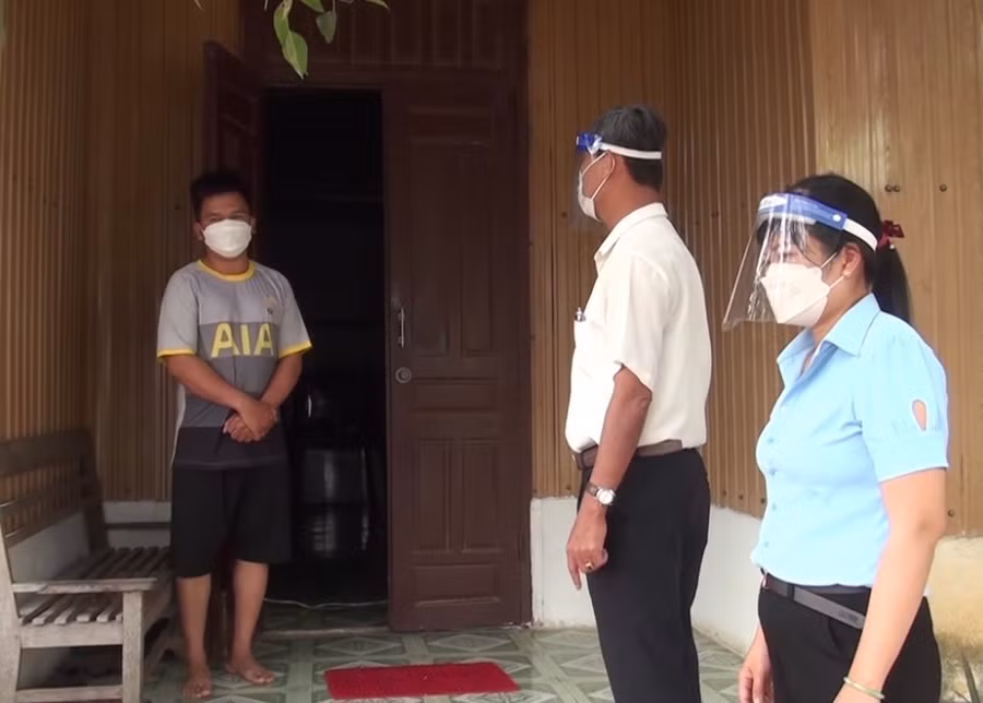 Tổ Covid cộng đồng kiểm tra, giám sát, hỗ trợ F0 cách ly, điều trị tại nhà. Ảnh: Vũ Chi