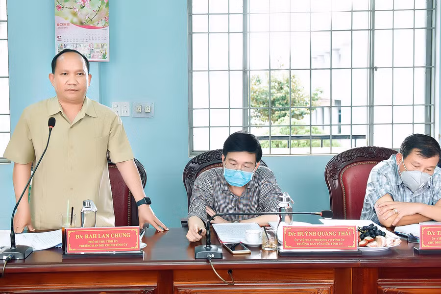 Phó Bí thư Tỉnh ủy Rah Lan Chung phát biểu tại buổi làm việc. Ảnh: Đức Thụy