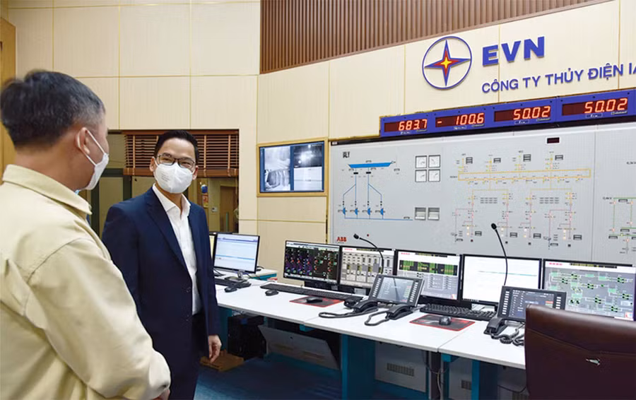 Giám đốc Công ty Đoàn Tiến Cường (thứ 2 từ trái sang) kiểm tra công tác sản xuất trong dịp Tết Nhâm Dần tại Trung tâm điều khiển Nhà máy Thủy điện Ialy.